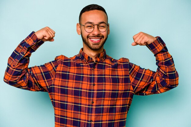 Mostrando il gesto di forza con le braccia simbolo del potere femminile