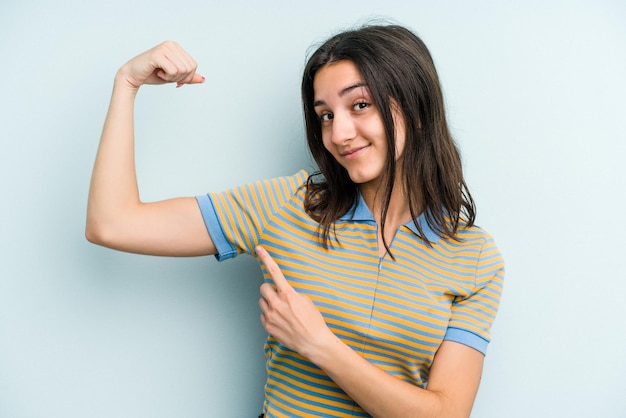 Mostrando il gesto di forza con le braccia simbolo del potere femminile