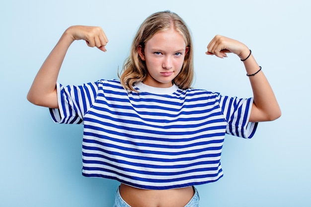 Mostrando il gesto di forza con le braccia simbolo del potere femminile