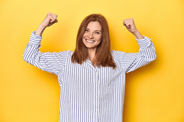 Mostrando il gesto di forza con le braccia simbolo del potere femminile