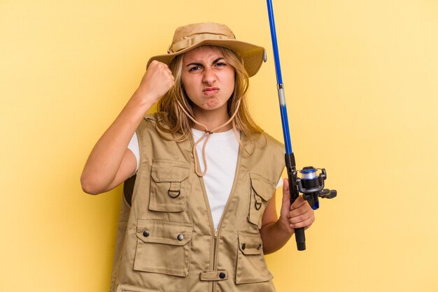 Mostrando il pugno all'espressione facciale aggressiva della fotocamera