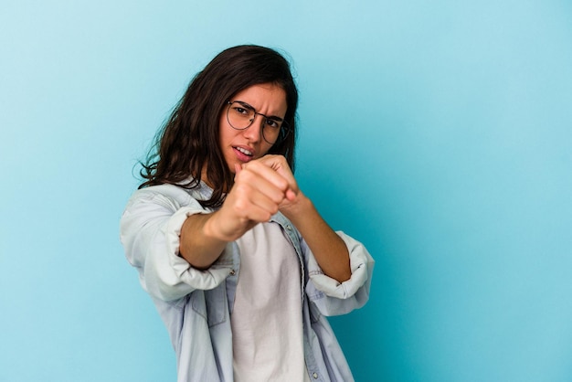 Mostrando il pugno all'espressione facciale aggressiva della fotocamera