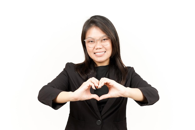 Mostrando il segno d'amore di una bella donna asiatica che indossa un blazer nero isolato su sfondo bianco