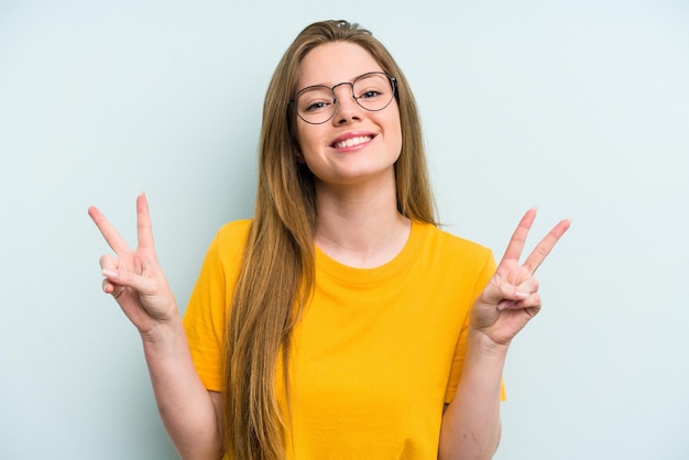 Mostrando il segno della vittoria e sorridendo ampiamente