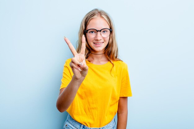 Mostrando il segno della vittoria e sorridendo ampiamente