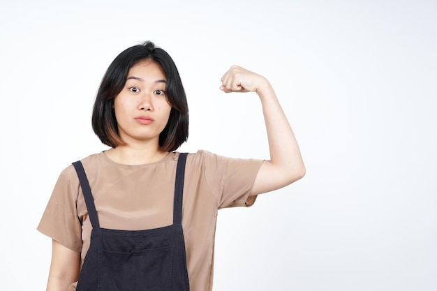 Mostrando la forza e le braccia di aumento della bella donna asiatica isolata su sfondo bianco