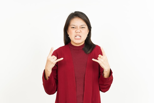 Mostrando le mani in metallo della bella donna asiatica che indossa una camicia rossa isolata su sfondo bianco