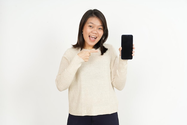 Mostrando sullo schermo dello smartphone vuoto di bella donna asiatica isolata su sfondo bianco