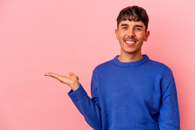 Mostrando uno spazio di copia su un palmo e tenendo un'altra mano sulla vita