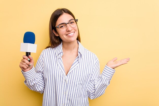 Mostrando uno spazio di copia su un palmo e tenendo un'altra mano sulla vita