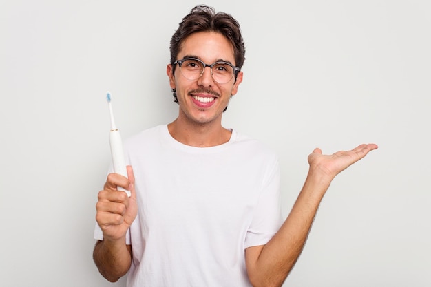 Mostrando uno spazio di copia su un palmo e tenendo un'altra mano sulla vita