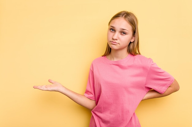 Mostrando uno spazio di copia su un palmo e tenendo un'altra mano sulla vita