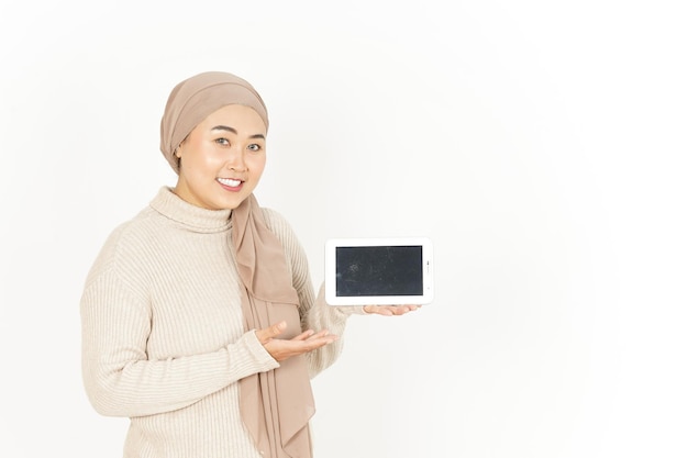 Mostrare e presentare su schermo vuoto la scheda di una bella donna asiatica che indossa l'hijab