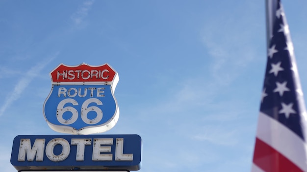 Motel retrò insegna al neon sulla route 66, simbolo vintage del viaggio negli Stati Uniti. Deserto dell'Arizona. bandiera americana