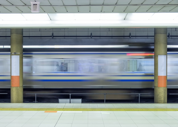 Motion blur lato del treno ad alta velocità in metropolitana