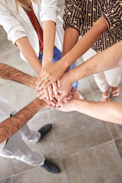 Motivazione del team building e delle mani degli uomini d'affari che supportano la missione e si fidano dell'obiettivo dell'azienda Visione huddle e comunità globale in collaborazione per obiettivi e traguardi dall'alto