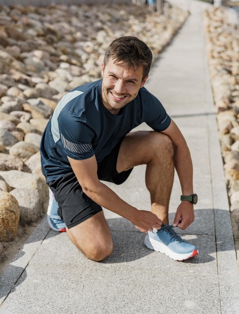 Motivazione per l'allenamento fitness Un allenatore maschio fa sport utilizza l'orologio fitness Il ragazzo sport in fitness