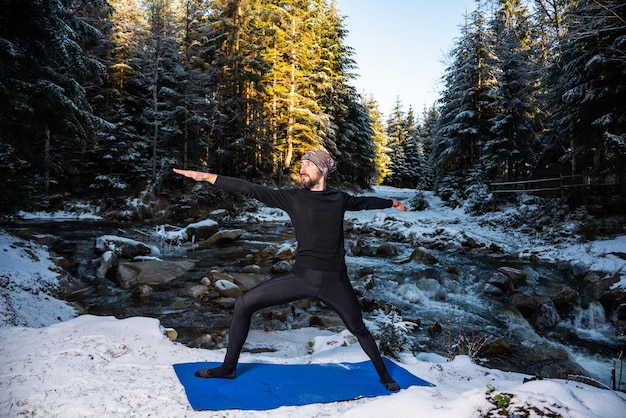 Motivazione yoga sulla natura selvaggia vicino al fiume