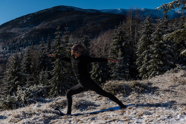 Motivazione yoga sulle colline di montagna