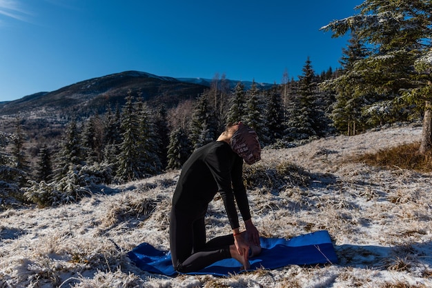 Motivazione yoga sulle colline di montagna