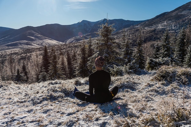 Motivazione yoga sulle colline di montagna