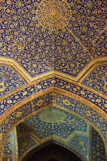 Motivi orientali sul soffitto della moschea Jameh Abbasi