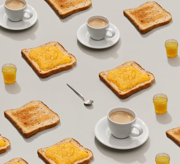 Motivo con toast e marmellata di limone su sfondo grigio