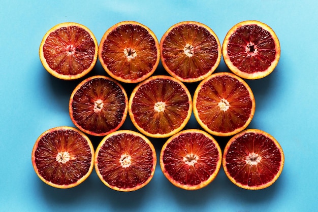 Motivo di sfondo arance rosse agrumi su sfondo blu