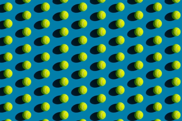 motivo geometrico di palline da tennis con forti ombre su sfondo blu