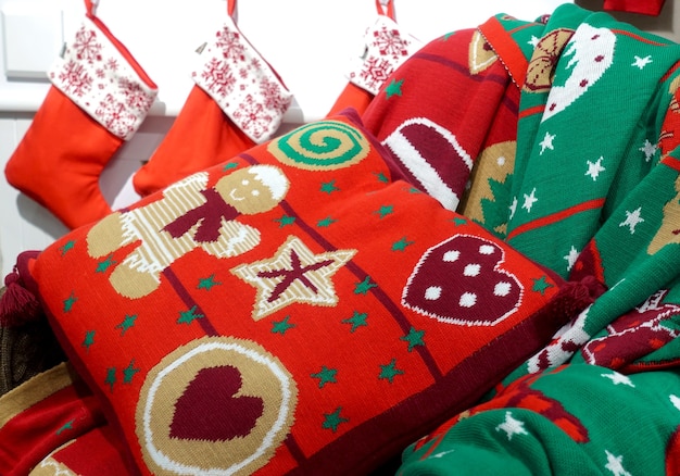Motivo natalizio colorato su cuscino e coperte
