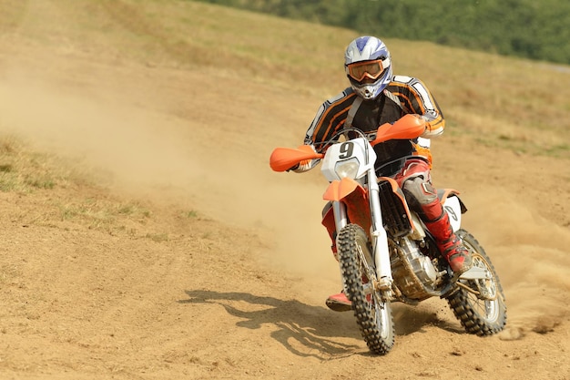 moto da cross in una gara che rappresenta il concetto di velocità e potenza nello sport estremo