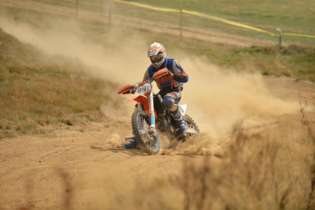 moto da cross in una gara che rappresenta il concetto di velocità e potenza nello sport estremo