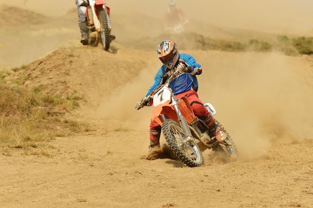 moto da cross in una gara che rappresenta il concetto di velocità e potenza nello sport estremo