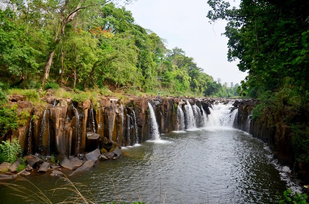 Moto dell'acqua alla cascata di Tad Pha Suam a Pakse Champasak Laos