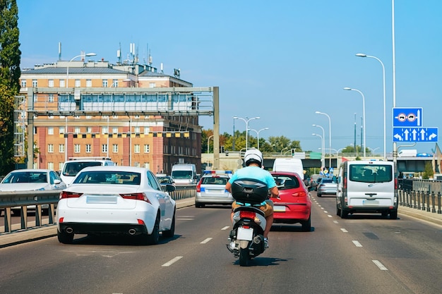 Moto e auto su strada nel centro di Varsavia in Polonia