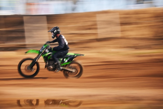 Moto sportiva e uomo in campagna per il fitness adrenalina e allenamento di velocità all'aperto Bici da strada sterrata e pilota maschio in moto con prestazioni di libertà e hobby fitness nella natura