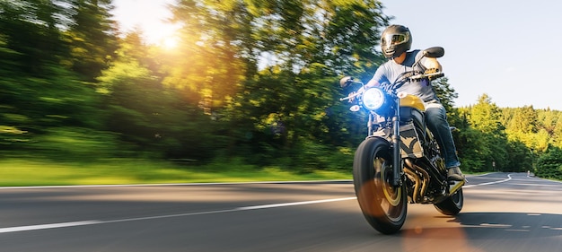 Moto su strada divertendosi a guidare l'autostrada vuota in un viaggio in moto