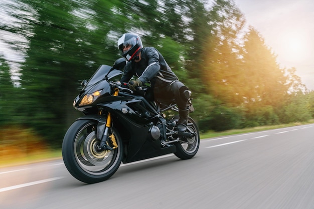 moto sulla strada forestale. guida su strada vuota durante un viaggio in moto. copyspace per il tuo testo individuale.