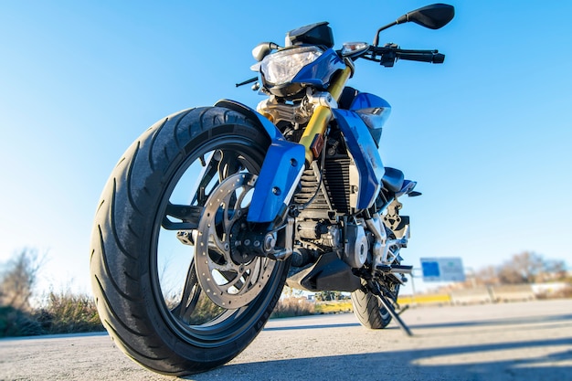 Motocicletta nuda blu