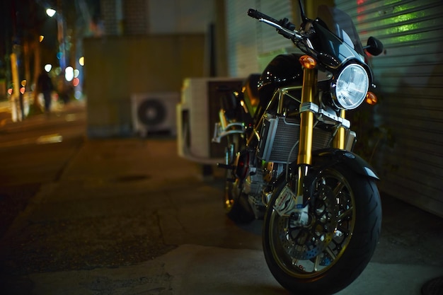 Motocicletta parcheggiata accanto alla strada