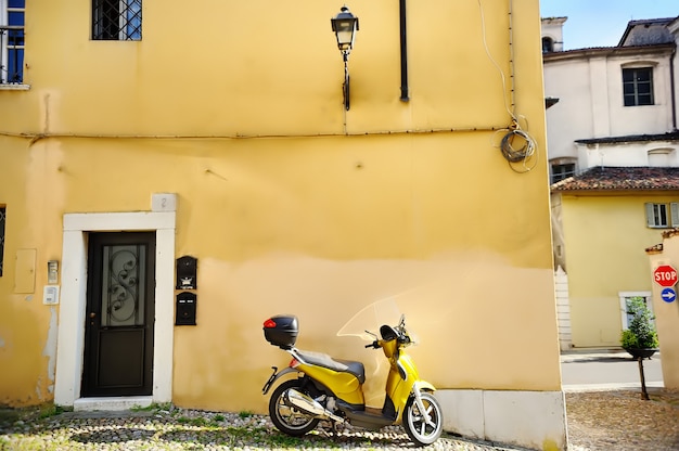 Motocicletta su una strada di Trastevere, Roma, Italia