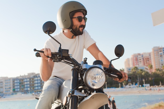 Motociclista barbuto all'aperto.