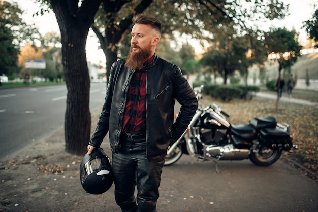 Motociclista barbuto con casco