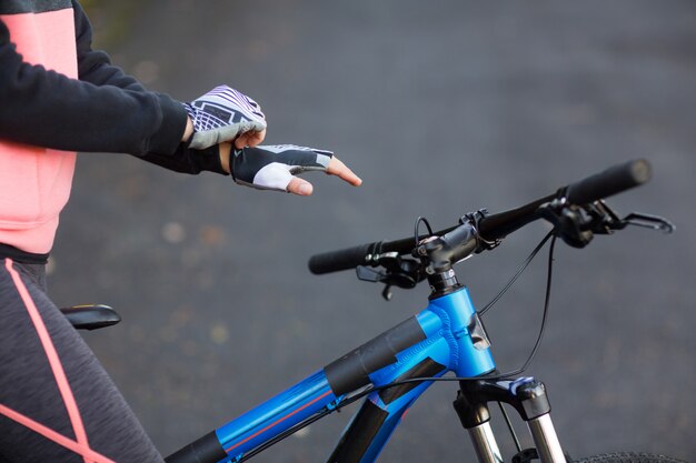 Motociclista che indossa guanti sportivi