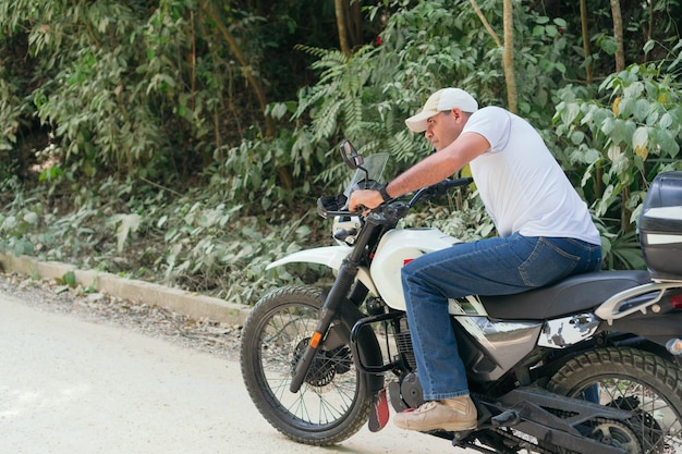 Motociclista che inizia il suo viaggio dopo essersi riposato