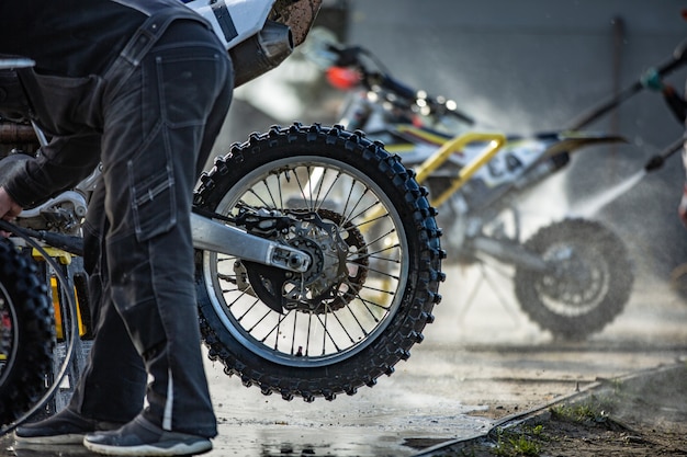 Motociclista che lava la sua moto