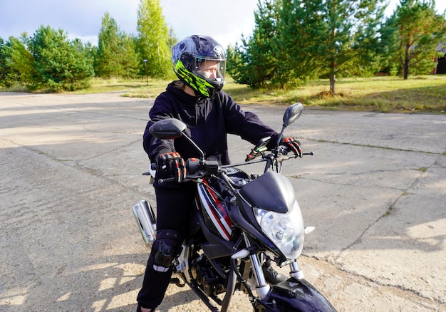 motociclista donna in casco guanti motocicletta stivali motocicletta in primo piano motocicletta