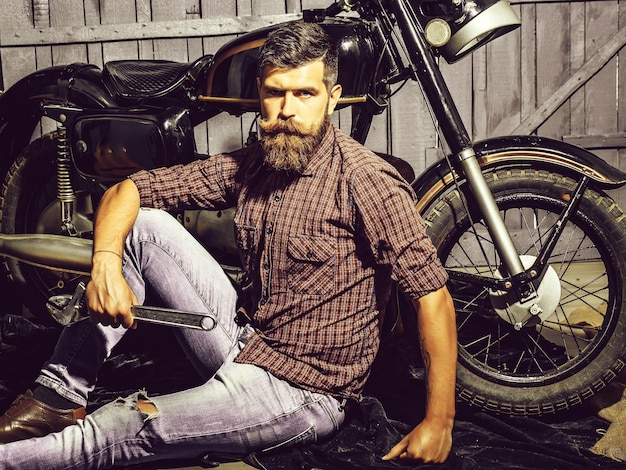 Motociclista hipster uomo barbuto