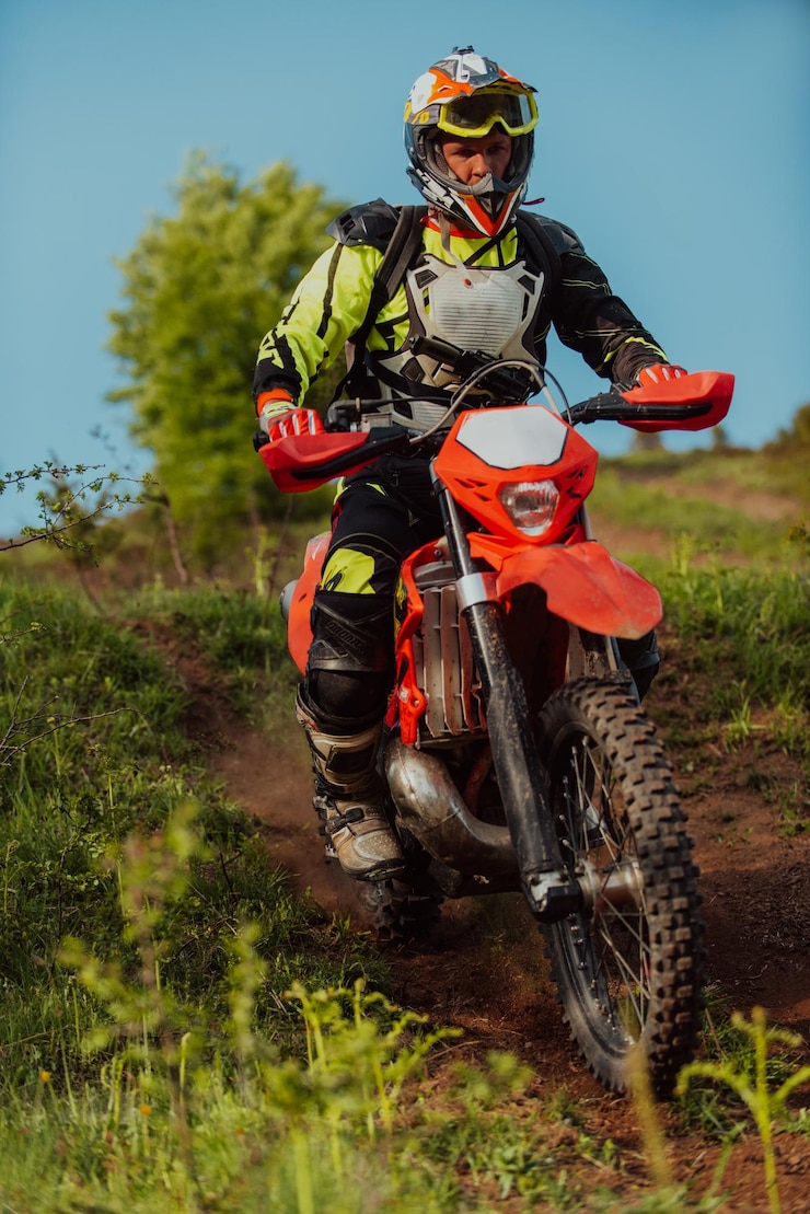 Foto motociclista professionista di enduro su una strada fangosa motocross sport