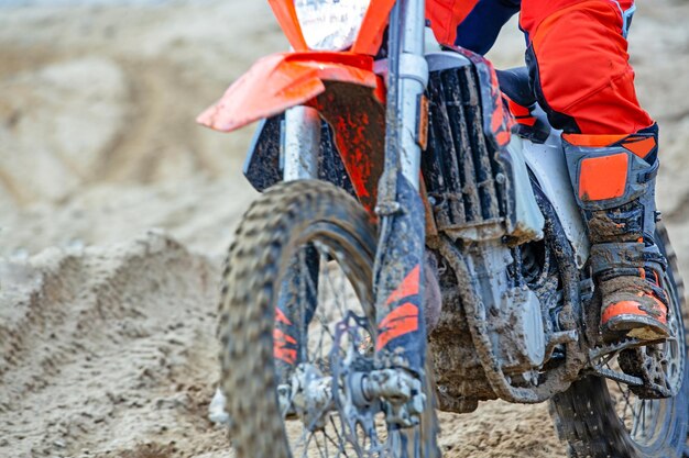 Motociclista professionista di motocross guida sulla pista stradale. chiudere